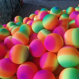 Máquina de fazer brinquedos de bola inflável para playground arco-íris gigante de gato macio preto de cristal de golfe em PVC