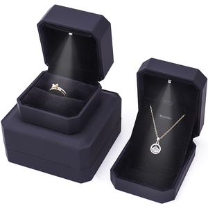 Пластиковая восьмиугольная шкатулка для ювелирных изделий из искусственной кожи, колье, браслет, упаковка, светодиодная Черная Шкатулка для ювелирных изделий с тиснением логотипа - Product Image 4