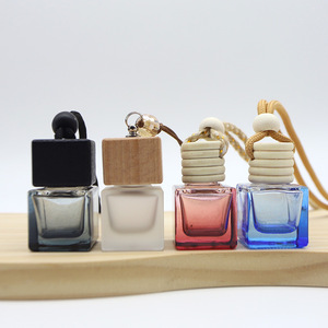 Botella negra de 8ml con estampado y cubierta de madera con recarga de vidrio de encaje negro Perfume de coche vacío botella de moda colgante difusa - Product Image 3