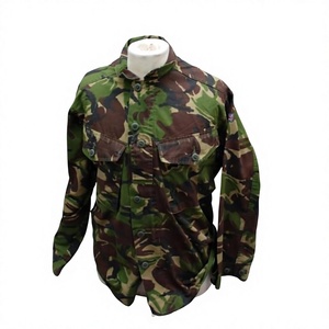 Ceci est une veste ou une chemise d'uniforme britannique en coton avec motif DPM (Disruptive Pattern Material) et poche. - Product Image 1