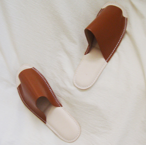 2024 estivo su misura comode pantofole in pelle da donna e da ragazza traspiranti e alla moda con fodera in PU per uso domestico - Product Image 4