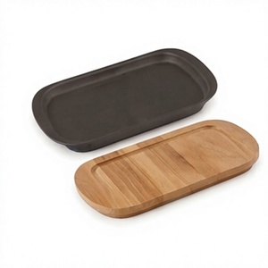 Plat chauffant de style restaurant moderne avec base en bois et plaque de cuisson en fonte pour service à chaud sur table - Product Image 1