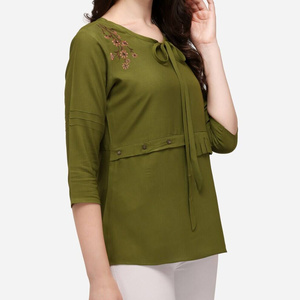 Hauts décontractés pour femmes, parfaits pour les mouvements décontractés, offrant une sensation confortable et un aspect soyeux. - Product Image 1