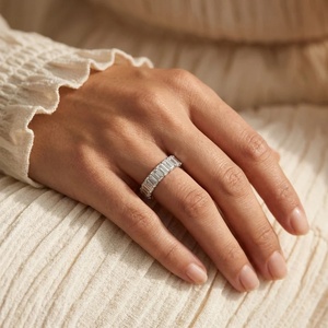 Anillo de Diamantes con Media Eternidad de Esmeraldas - Oro de 9k, 14k, 18k - Product Image 2