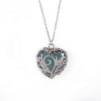 Collier pendentif magique fluorescent avec breloque coeur creux qui brille dans le noir