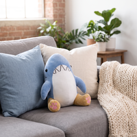 Peluche Requin Personnalisée Brodé Super Doux avec Chaussures, Mignonne Poupée Dessin Animé OEM ODM Faible MOQ Vente en Gros Cadeau Enfant Anti-Stress