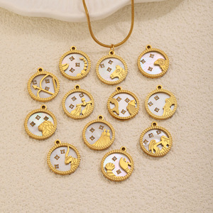 Amuleto de Concha con Diseño de Estrellas del Zodiaco |   Colgante de Horóscopo en Acero Inoxidable con Baño de Oro PVD de 18K y Circonitas |   Impermeable, Hipoalergénico y Resistente al Deslustre - Product Image 3
