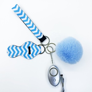 Set de Llavero de Defensa Personal para Tiktok e Instagram, con Desinfectante, Porta Brillo Labial, Alarma Sonora, Luz LED y Pompón - Set de 4 Piezas - Product Image 4