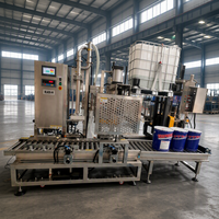 Machine de remplissage automatique à tête unique pour liquides, avec pesage sous le niveau de liquide, pour l'emballage en fûts dans l'industrie alimentaire et chimique