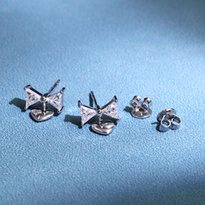 ต่างหูมอยส์ซาไนต์ทรงโบว์ ดีไซน์คลาสสิก ทันสมัย ชุบทองคำขาว ประดับเพชร 3 ขา จากเทียนหยู เจมส์ - Product Image 4