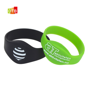 Tùy chỉnh SW02 <span class=keywords><strong>NFC</strong></span> thanh toán Vòng đeo tay tái sử dụng thông minh vé dây đeo cổ tay UHF RFID <span class=keywords><strong>Silicone</strong></span> dây đeo cổ tay - Product Image 4