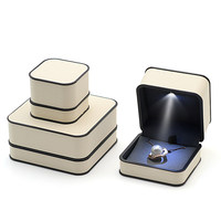 Boîte d'emballage de bijoux de luxe personnalisée avec lumière LED, boîte de rangement pour bijoux en cuir PU rectangulaire pour pendentif, collier, boucles d'oreilles, bague