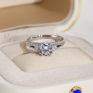 แหวนหมั้นเพชรเม็ดกลมทองคำ 18K รุ่น MSR-1755 สำหรับผู้หญิง จาก Messi Jewelry - Product Image 1