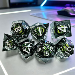 Jeu de dés polyédriques en résine multicolore Eerie Gaze Inner Core, thème fantastique et horrifique, pour jeux de table - Product Image 5