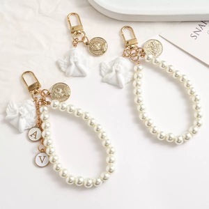 NXQXN Set de Adornos Colgantes de Aleación de Zinc con Diseño de Corona de Perlas y Flor, con Aceite Perfumado, Seguros, Elegantes y Retro, para Llavero y Bolso, Día de la Tierra - Product Image 4
