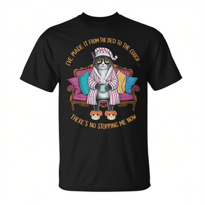 Camiseta promocional: De la cama al sofá, no puedo detener la imaginación de mi gato - Product Image 2