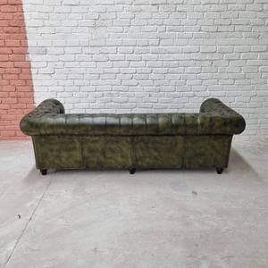 Sofá Chesterfield de Cuero Genuino de 3 Plazas con Espuma |   Sillón de Lujo Verde Tapizado para Sala de Estar, Estilo Moderno de Mediados de Siglo, Ideal para Villas, Apartamentos y Hoteles - Product Image 2