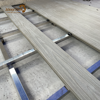 Revêtement de terrasse en composite bois-plastique co-extrudé moderne, imperméable, à clipser facilement, modulaire, avec motifs 3D en relief