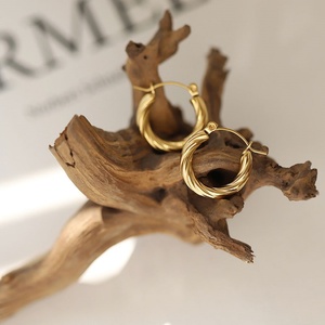 Boucles d'oreilles tendance 2023 en acier inoxydable PVD plaqué or 18 carats, boucles d'oreilles créoles torsadées personnalisées - Product Image 2