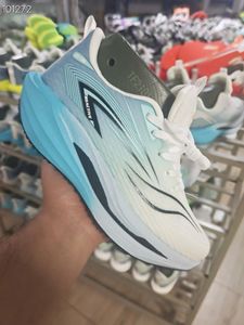 Stock d'usine de chaussures de sport pour hommes et femmes, chaussures de course, chaussures décontractées à semelles souples, styles variés, liquidation en gros - Product Image 2