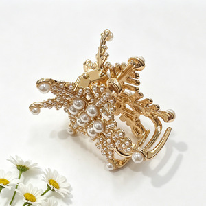 Pinza de Pelo con Perlas de Copo de Nieve, Cristal y Diamantes de Imitación, Pinza de Tiburón, Accesorios Decorativos Festivos de Invierno y Navidad para Mujer - Product Image 5