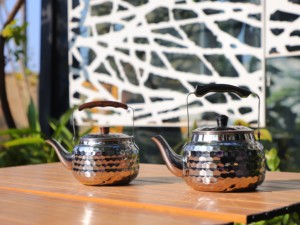<span class=keywords><strong>Théière</strong></span> en acier inoxydable martelé doré avec poignée en bois, bouilloire portable pour le thé et le café, idéale pour la maison, la cuisine et le Ramadan - Product Image 5