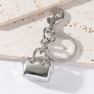 พวงกุญแจจี้โลหะผสมน่ารัก ขนาดกะทัดรัด ดีไซน์สวยเก๋ ขายดีปี 2026 ของขวัญสำหรับสาวๆ เครื่องประดับแฟชั่น ขายส่ง - Product Image 2