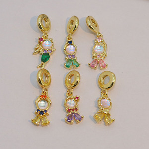 CZ8864 Pequeños y Mini Charms de Niña Sirena con Figura de Princesa, Chapados en Oro de 18k, con Circonitas Cúbicas y Micro Pavé, Estilo Cuentos de Hadas - Product Image 1