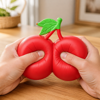 Jouet Squishy Cerise Rouge, Forme Double Cerise avec Feuille Verte Détaillée, Faux Fruit, Cadeau pour Enfants et Adultes, Article de Magasin de Nouveautés