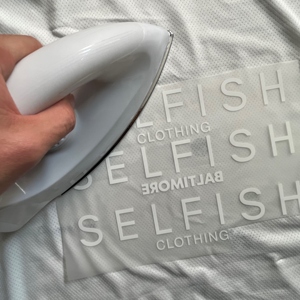 <span class=keywords><strong>Etiquetas</strong></span> <span class=keywords><strong>de</strong></span> <span class=keywords><strong>ropa</strong></span> <span class=keywords><strong>de</strong></span> vinilo con logotipo personalizado, impresión <span class=keywords><strong>de</strong></span> silicona 3D, parches <span class=keywords><strong>para</strong></span> camisetas, <span class=keywords><strong>diseños</strong></span> <span class=keywords><strong>de</strong></span> pegatinas con transferencia <span class=keywords><strong>de</strong></span> calor - Product Image 3