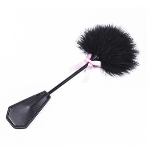 Mini Pluma Estimulante con Azoteador de PU para Juegos Previos para Adultos, BDSM, Bondage, Coqueteo - Product Image 2