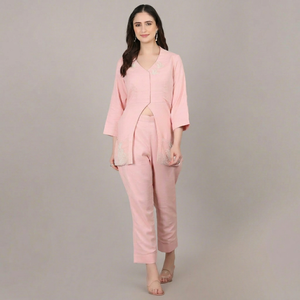 Collection de vêtements de créateur modernes, ensemble 2 pièces en cordon rose clair avec perles et broderies, tenue élégante - Product Image 1
