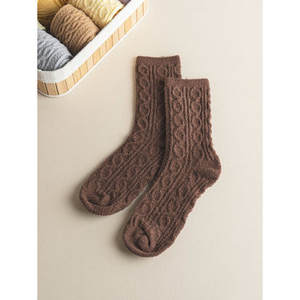 Chaussettes de couchage brodées de bretzel marron Monfoot pour femmes Chaussettes d'hiver pour filles en tricot respirant et positionnées sur le corps - Product Image 1