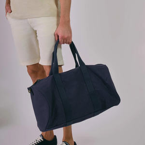 Bolsa de lona de tela reciclada Voyage diseñada para viajes, deportes y viajes cortos con amplio espacio, fácil manejo y uso confiable. - Product Image 4