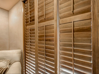 Portes coulissantes et pliantes en bois teinté de luxe sur mesure en Paulownia et Tilleul pour Villas et Hôtels