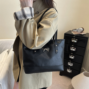 Sac fourre-tout de luxe <span class=keywords><strong>bicolore</strong></span> pour femme, sac à bandoulière élégant avec nœud, sac à main haut de gamme pour le bureau et les affaires 2026 - Product Image 4