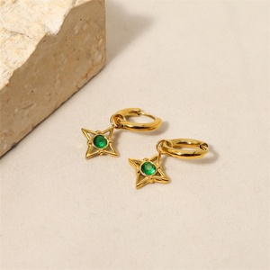 Pendientes Minimalistas de Oro de 18k con Cristales Huecos en Forma de Estrella y Aro Colgante - Product Image 4