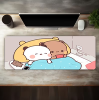 Grand tapis de bureau avec un design interactif de couple de dessins animés ; comprend une base en caoutchouc lavable, tapis de souris de jeu résistant aux taches.