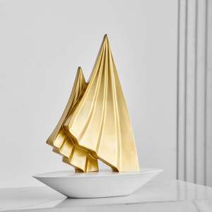 Statue en résine personnalisée, <span class=keywords><strong>bateau</strong></span> doré, artisanat en résine, centre de table, décoration d'étagère, souvenirs et ornements décoratifs - Product Image 2