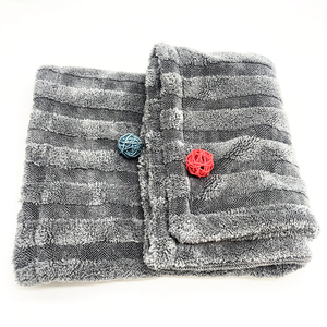 Chiffon de nettoyage en <span class=keywords><strong>tissu</strong></span> torsadé mélangé en <span class=keywords><strong>polaire</strong></span> corail 1200 GSM, 50x80 cm, gris, haute densité, <span class=keywords><strong>épais</strong></span>seur élevée, pour le lavage de voitures et l'usage domestique - Product Image 2
