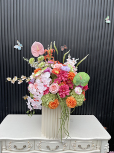 Centrotavola Personalizzato di Alta Qualità con Sfera di Fiori Rosa Intenso da 60cm e Orchidea a Farfalla per Decorazioni Matrimoniali - Product Image 4