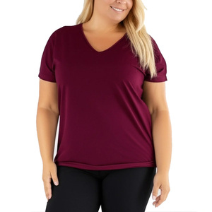 เสื้อยืดผู้หญิงไซส์ใหญ่ Travel Ready Plus Size ผ้าเนื้อเรียบ โลโก้แบบเรียบง่าย เป็นมิตรต่อสิ่งแวดล้อม ผ้ากันยับ ซักง่าย พับเก็บได้ น้ำหนักเบา เหมาะสำหรับฤดูร้อน - Product Image 1