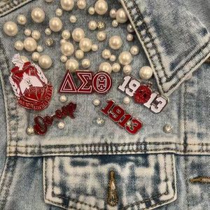Broche Personalizable de la Hermandad Griega DST con Diseño de Logotipo de Capital <span class=keywords><strong>Delta</strong></span> 1913 en Esmalte Duro Exquisito - Product Image 5