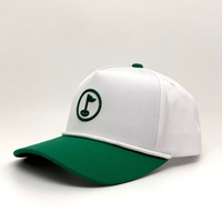 Casquette de golf de luxe bicolore perforée avec logo personnalisé, visière magnétique et badge latéral – Accessoire de golf haut de gamme pour club