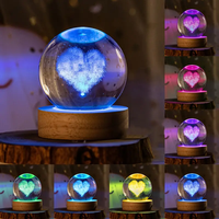 Sfera di Cristallo 3D Incisa con Pianeta Saturno, Luce Notturna LED con Gradiente Arcobaleno, Lampada da Scrivania USB, Decorazione per Casa e Regalo