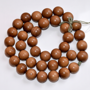Rosario de Madera de Sándalo Hecho a Mano, Ecológico, con Aroma Amaderado Dulce, Madera Premium de la India del Sur con Más de 50 Años de Antigüedad - Product Image 1
