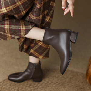 Bottes d'hiver et d'automne pour femmes, chaussures en cuir à talon de couleur marron et noir, bottes classiques pour femmes - Product Image 6