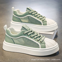 Baskets blanches à lacets pour hommes, nouvelle collection été, en maille respirante, semelle fine en plastique, chaussures de sport décontractées, style skate, doublure en tissu