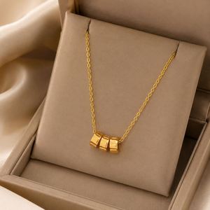 Collier ras du cou unisexe tendance minimaliste en acier inoxydable plaqué or 18 carats avec pendentif cœur papillon et chaîne à maillons - Product Image 6