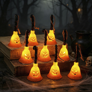 ไม้กวาดผีฮาโลวีนพร้อมไฟ LED เทียนอิเล็กทรอนิกส์เรืองแสง อุปกรณ์ประกอบฉากสำหรับตกแต่งปาร์ตี้ฮาโลวีน ขายส่ง - Product Image 1